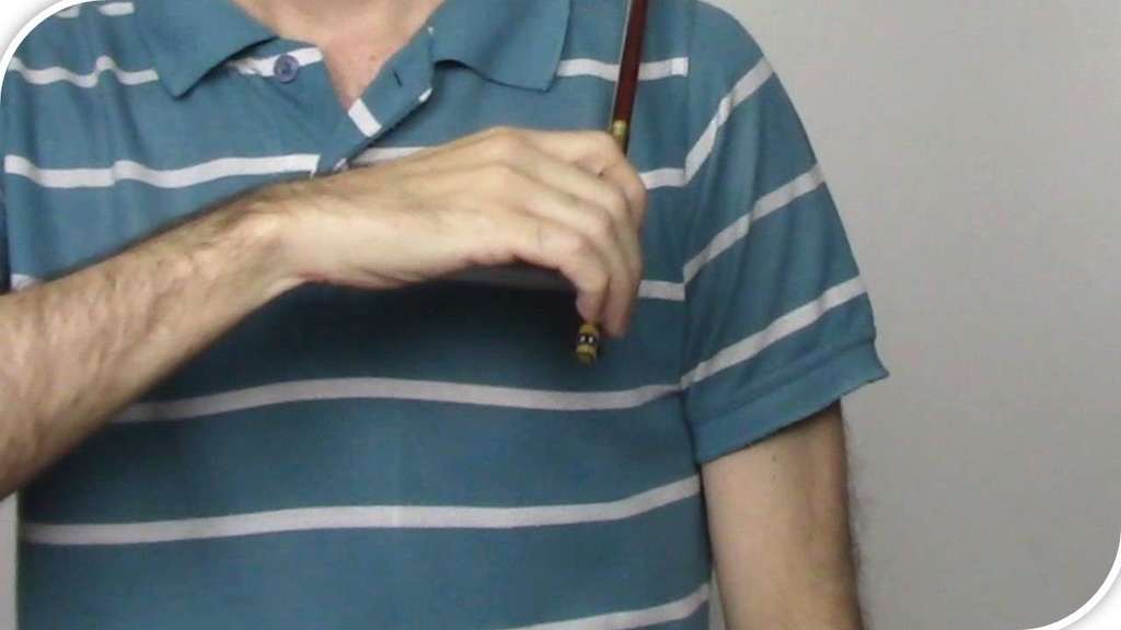 Os dedos ficam arredondados ao apoiar o arco.