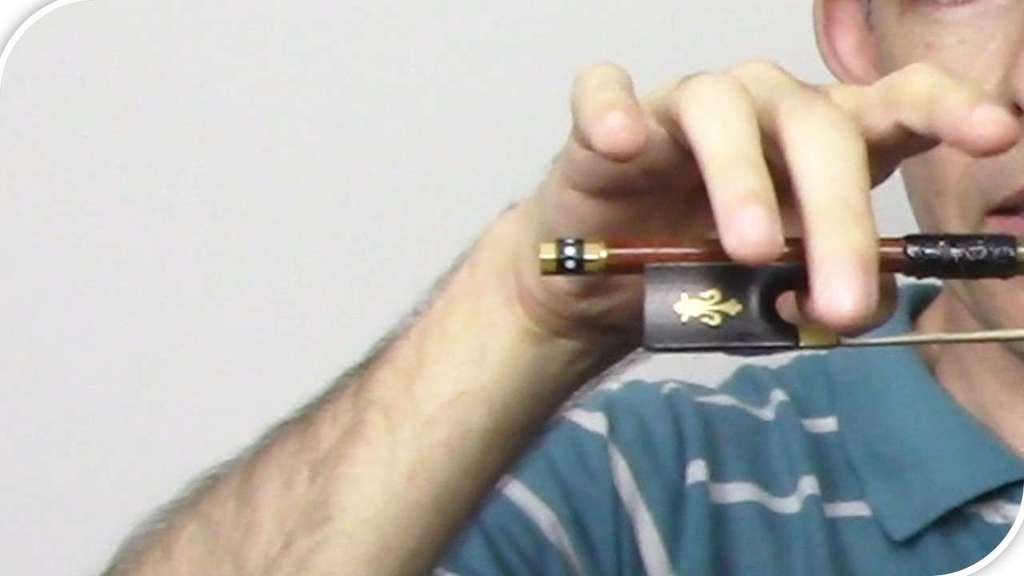 Agora, o dedo médio, para manter a posição natural da mão, vai encaixado no arco na direção do polegar.