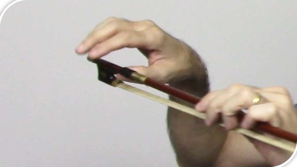 Para mantermos a mão na posição natural, o encaixe do arco do violino deve ser neste ponto do polegar.