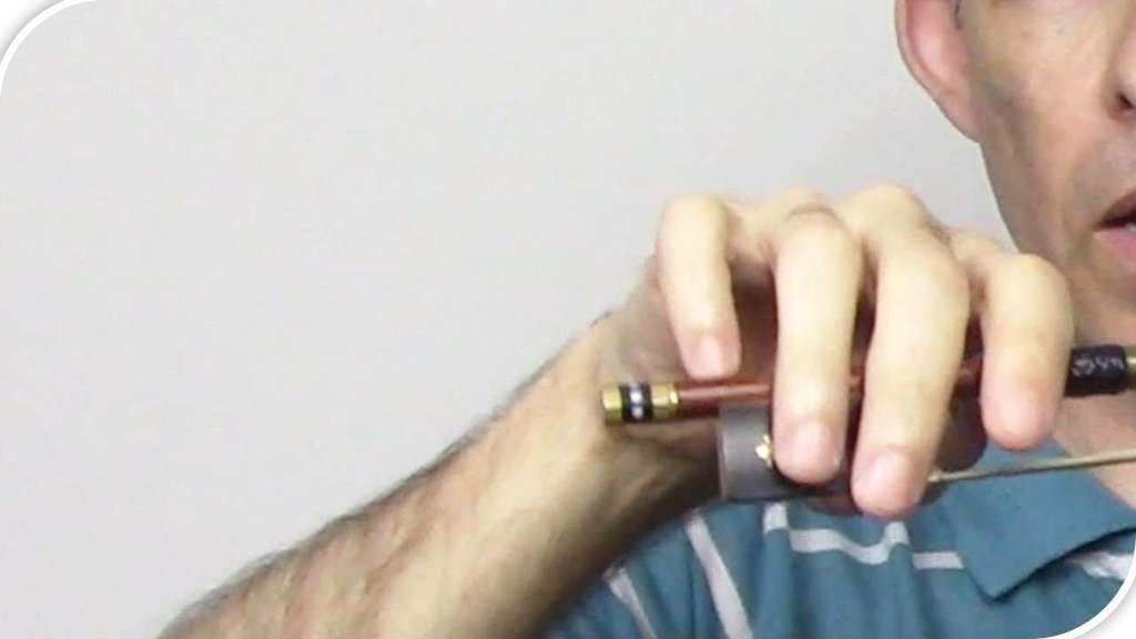 Os demais dedos vão encaixados no arco na seguinte forma.